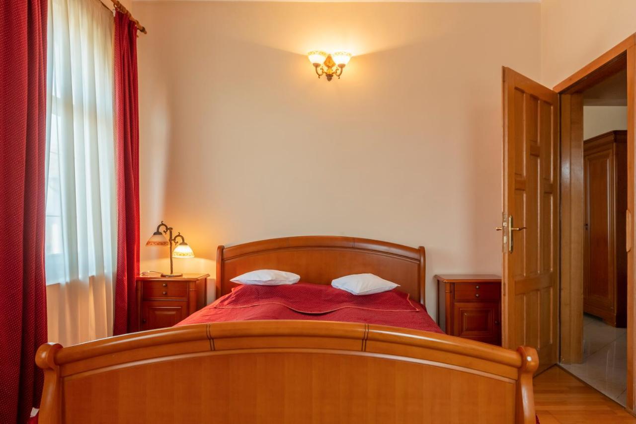 Hotel Denis Daneş Екстериор снимка