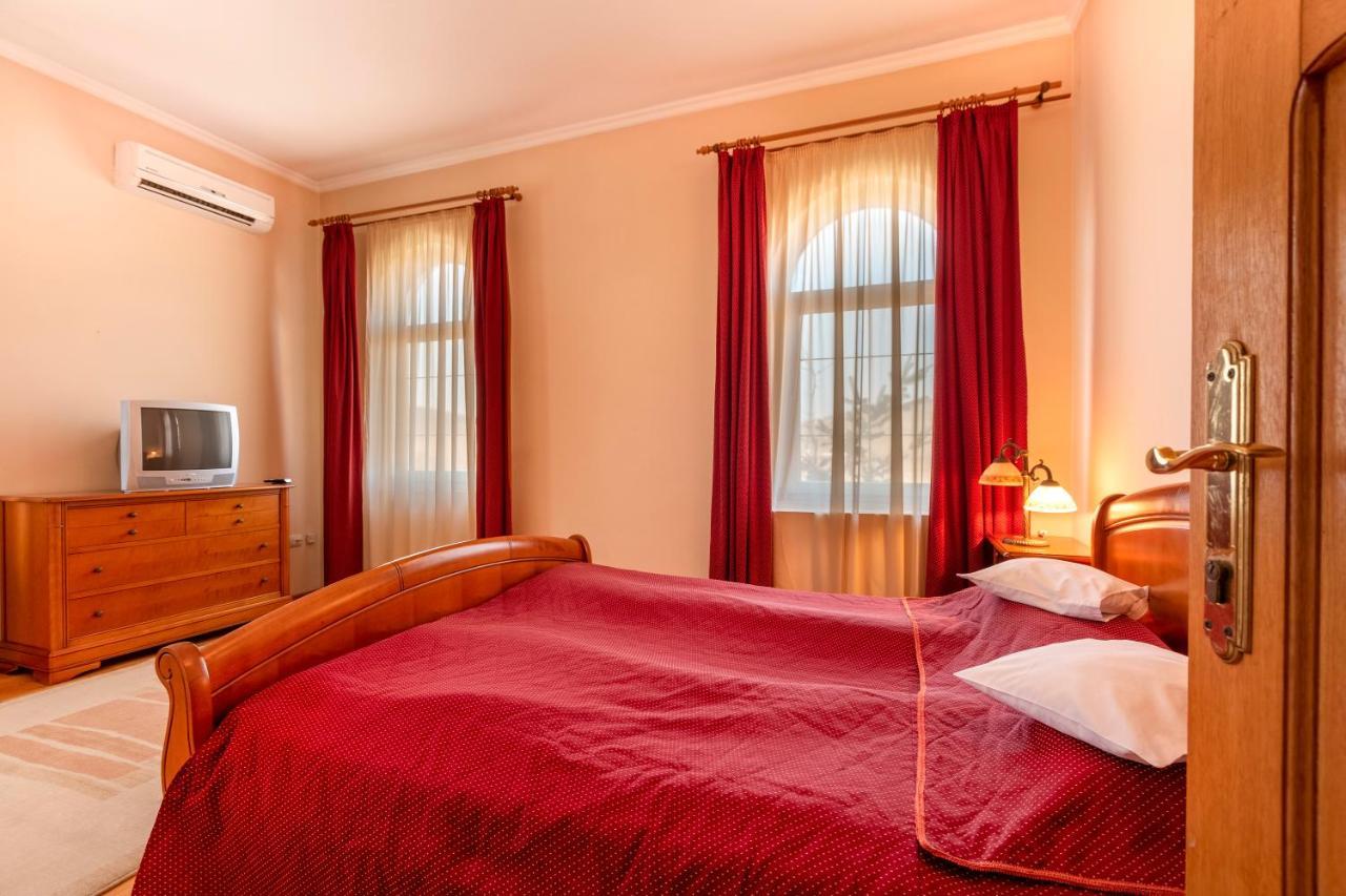 Hotel Denis Daneş Екстериор снимка