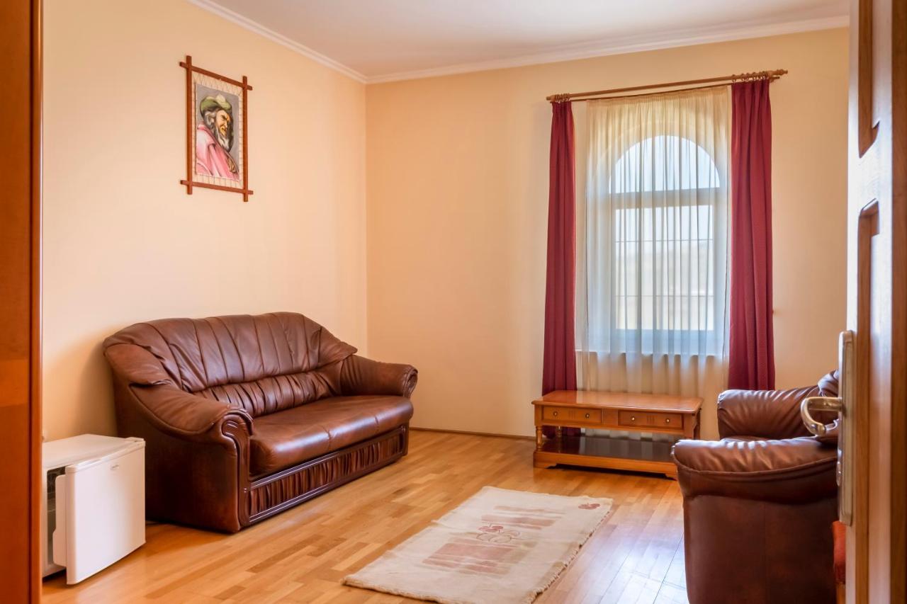 Hotel Denis Daneş Екстериор снимка