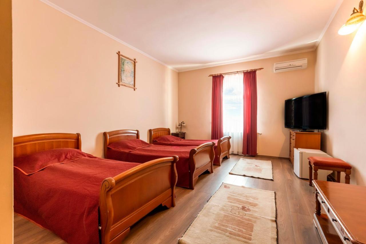 Hotel Denis Daneş Екстериор снимка