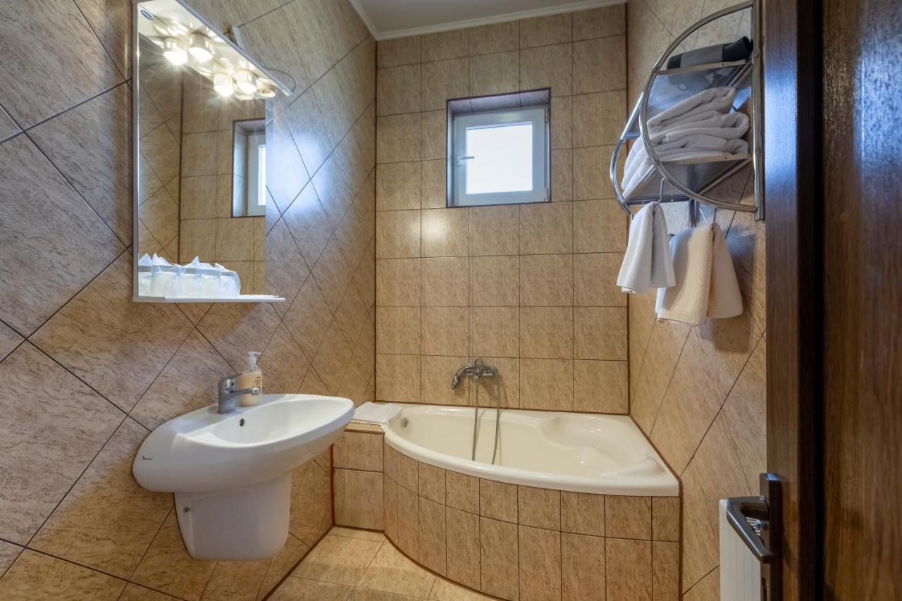 Hotel Denis Daneş Екстериор снимка